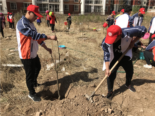 機(jī)械工程系志愿者參加公益植樹(shù)活動(dòng)