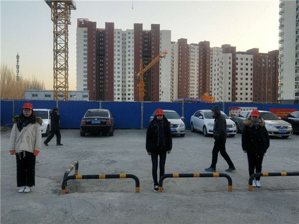 應(yīng)用外語(yǔ)系志愿者參與創(chuàng)城迎檢行動(dòng)