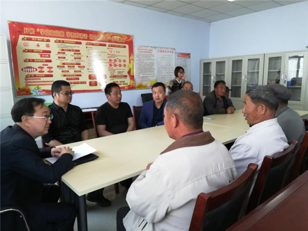 我院思政教師為扶貧村黨員講黨課