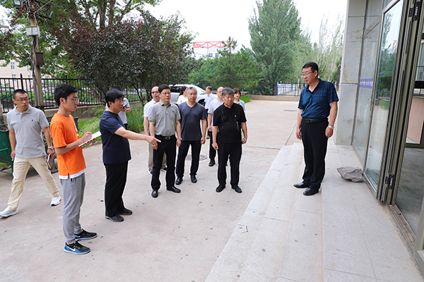 學院領導檢查調度學生公寓及周邊環境改造情況