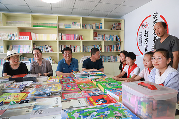 黨委書記馮印濤與北京高校同仁赴涿鹿縣開展公益捐助