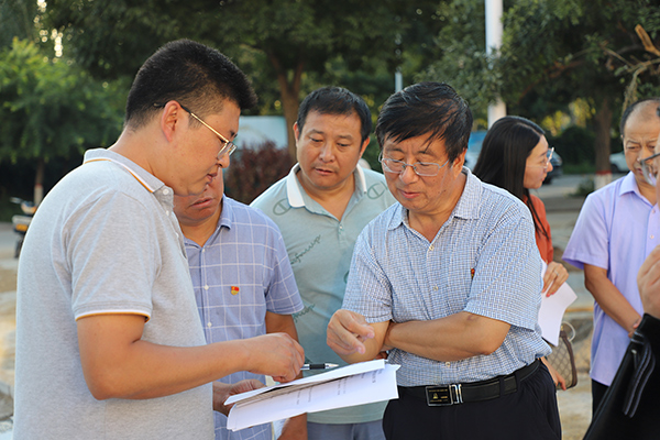 黨委書記馮印濤對校園改造重點工程進行檢查調度