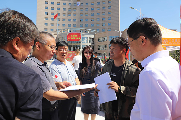 學院領導督導新學期首日學生返校接待工作