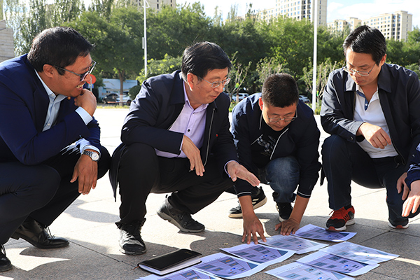 黨委書記馮印濤對校園改造項目進行檢查調度