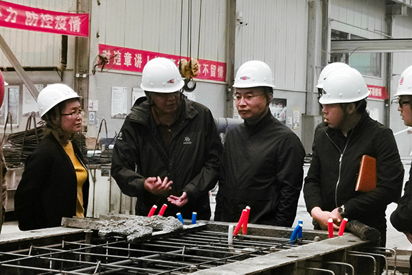 院長王立軍赴萬全區房屋制造企業考察調研