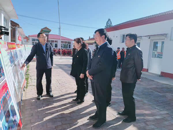 學(xué)院領(lǐng)導(dǎo)看望慰問(wèn)扶貧村貧困群眾和駐村干部