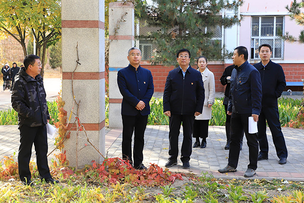 學(xué)院領(lǐng)導(dǎo)檢查調(diào)度校園綠化工作