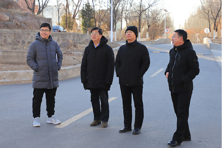 學(xué)院領(lǐng)導(dǎo)調(diào)度校園道路規(guī)劃工作
