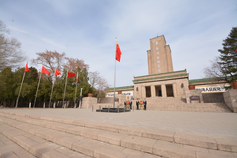  學院黨員干部赴察哈爾烈士陵園祭奠革命先烈