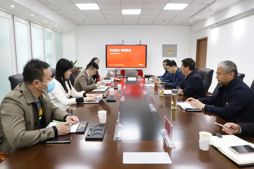 黨委書記馮印濤與京東教育研究院秘書長孫文升就推進校企合作課程融合進行交流研討