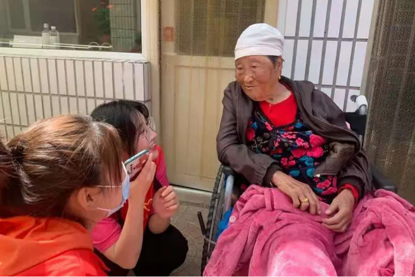 學“四史” 踐“初心” 學院青年師生以助老志愿服務活動傳承中華傳統美德