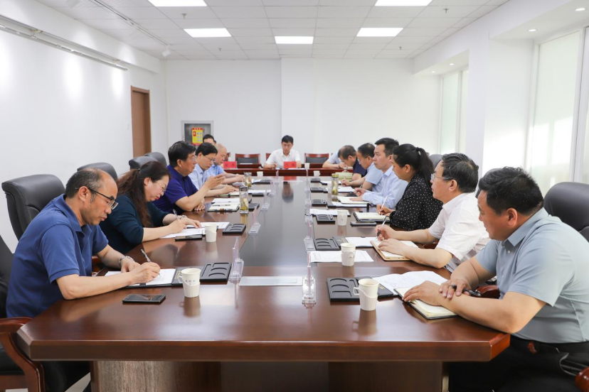 黨委書記馮印濤與康保縣人民政府代縣長周學(xué)勤座談