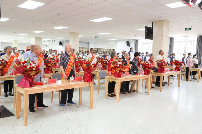 學(xué)院舉辦“光榮在黨50年”紀(jì)念章頒發(fā)儀式暨“七一”表彰活動