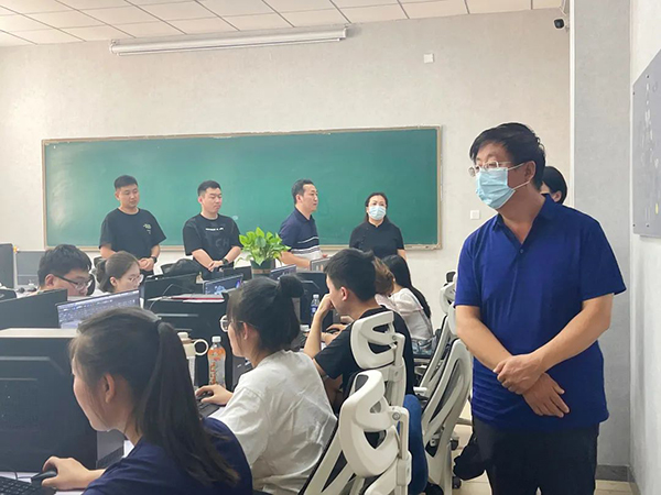 黨委書(shū)記馮印濤看望參與VR技術(shù)培訓(xùn)學(xué)生