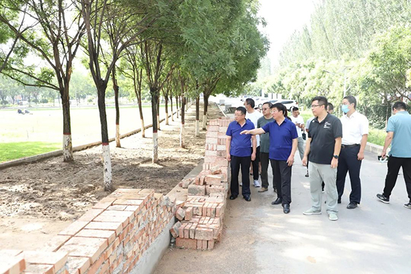 馮印濤對(duì)學(xué)院重點(diǎn)項(xiàng)目暑期施工進(jìn)行再部署