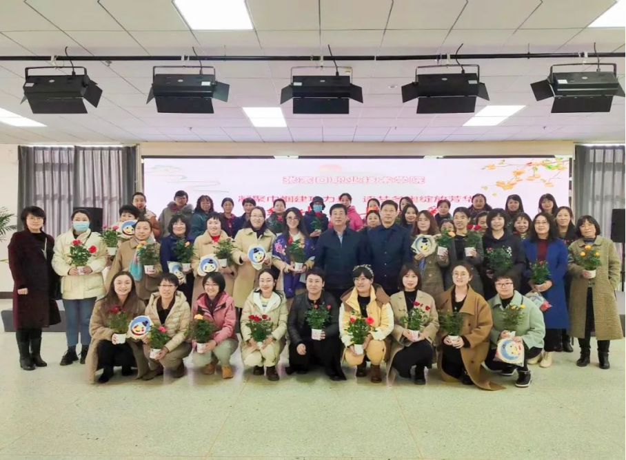 “繡出冬奧色彩 花漾生活綻放”——學院女職工以刺繡學習活動共慶祝婦女節