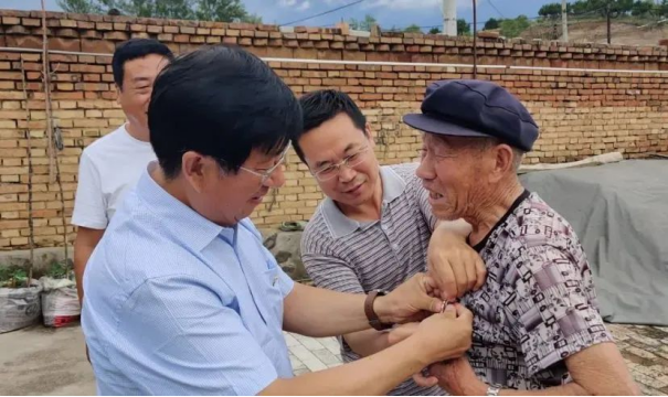 學院領導看望慰問我院定點幫扶村老黨員
