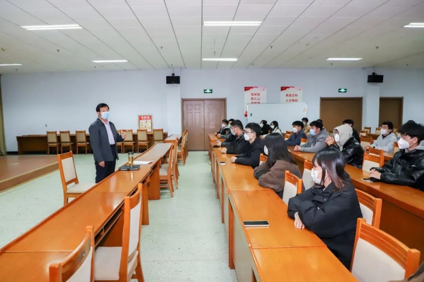 黨委書記馮印濤深入聯系班級參加主題班會