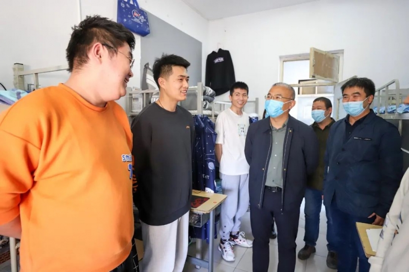 院長王立軍深入學生宿舍開展走訪活動