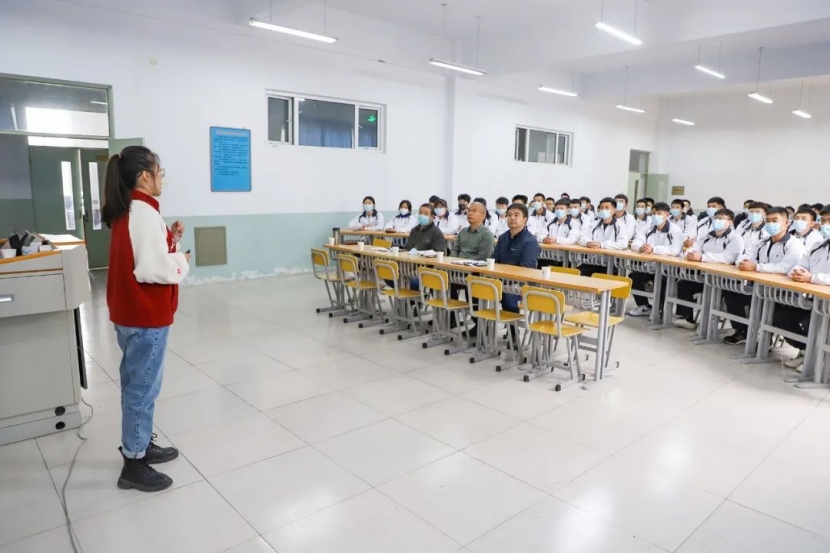 院長王立軍參加所聯系班級主題班會