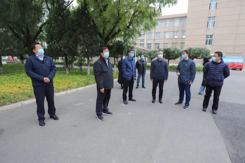 學院領導走訪看望堅守崗位的教職員工