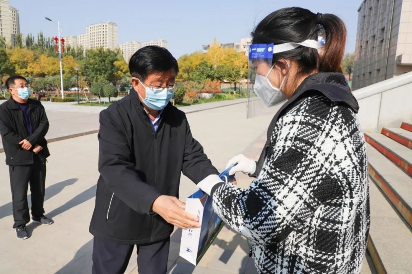 黨委書記馮印濤慰問校園核酸檢測醫護工作者