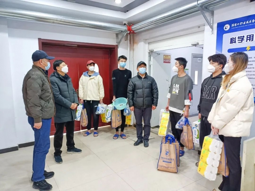 院長王立軍看望慰問在校學生