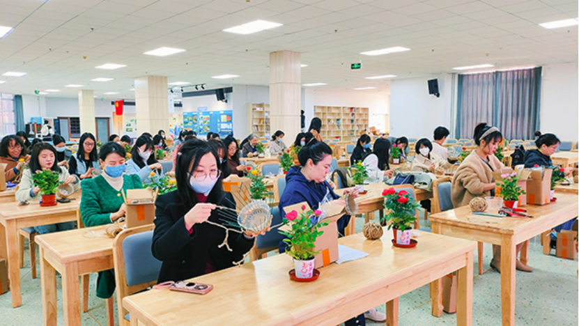 學(xué)院工會(huì)舉辦慶祝婦女節(jié)手工編織活動(dòng)