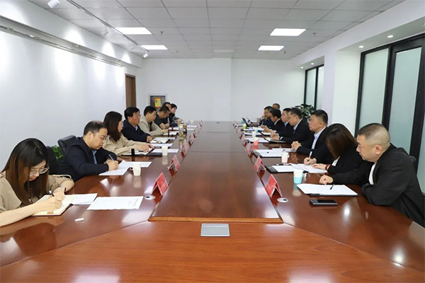 黨委書記馮印濤與中國移動張家口分公司總經理張彥生進行座談